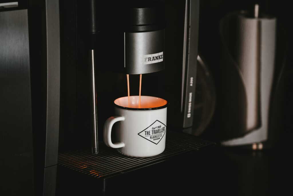 Kaffee aus einem Kaffeevollautomat